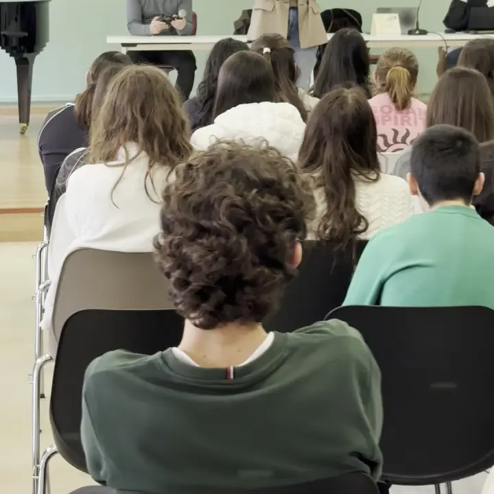 Studenti in aula durante un incontro di educazione finanziaria